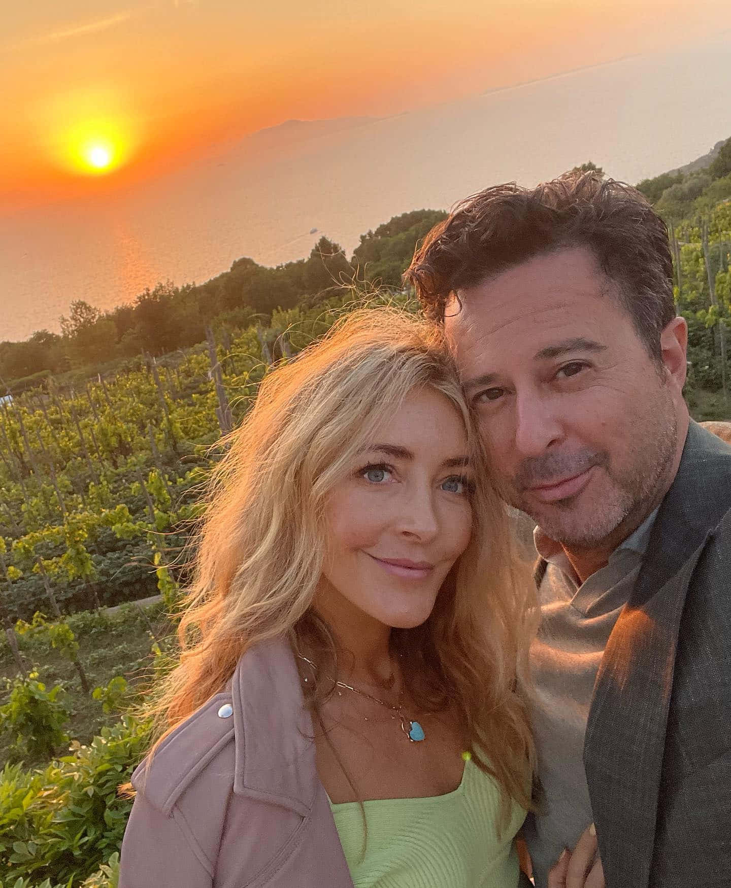 Sunset Couple Selfie Vineyard Backdrop Wallpaper