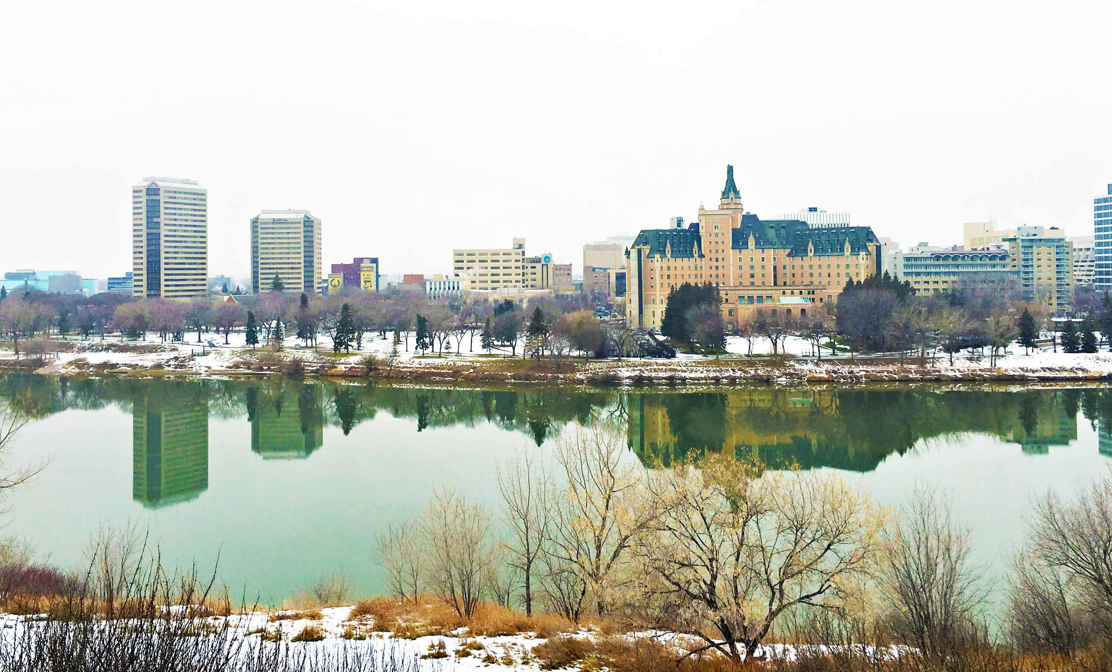 Sunset Over The Saskatchewan River In Saskatoon Wallpaper