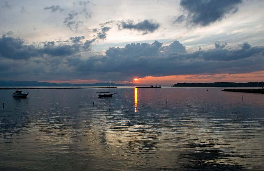 Sunset View Over Lake Champlain In Burlington. Wallpaper