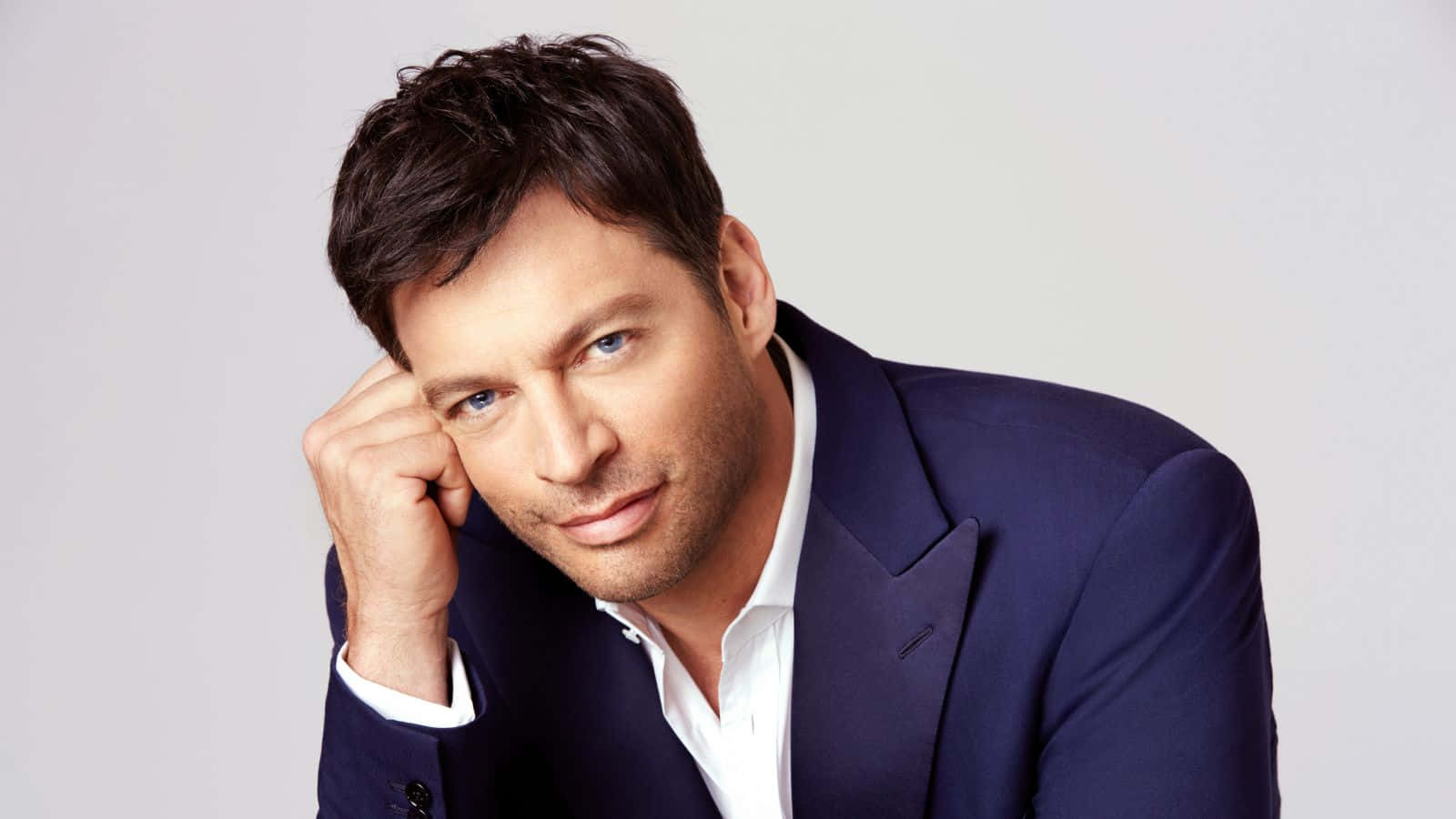 Talented Musician And Actor, Harry Connick Jr, In A Captivating Performance. Wallpaper