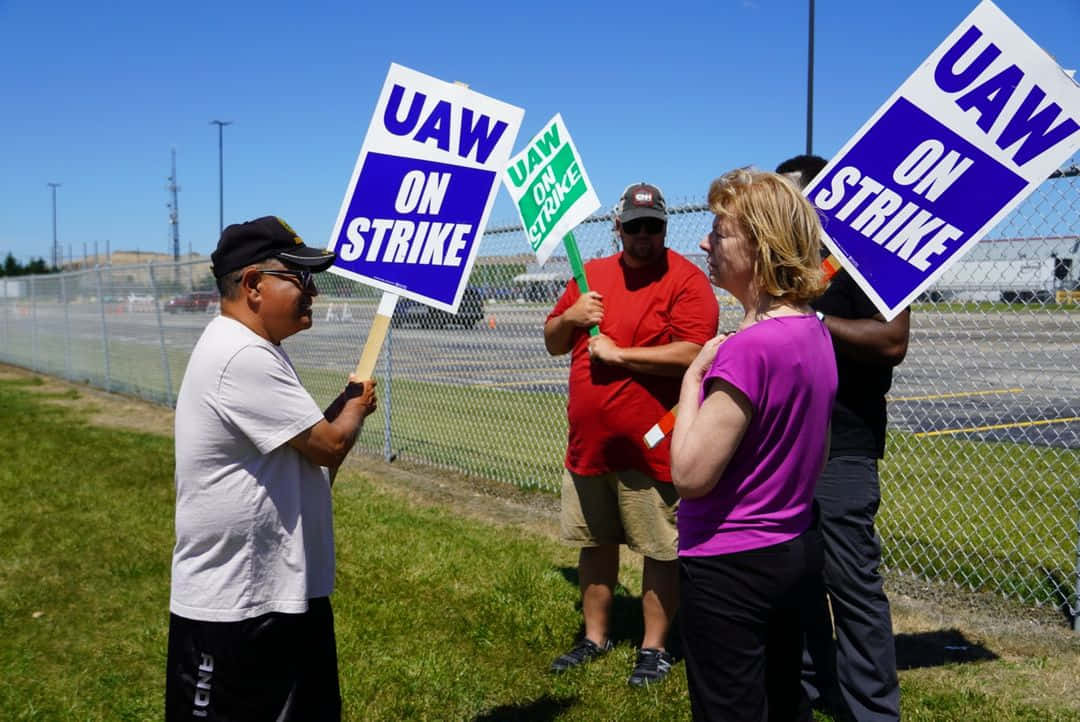 Tammy Baldwin With Uaw Workers Wallpaper