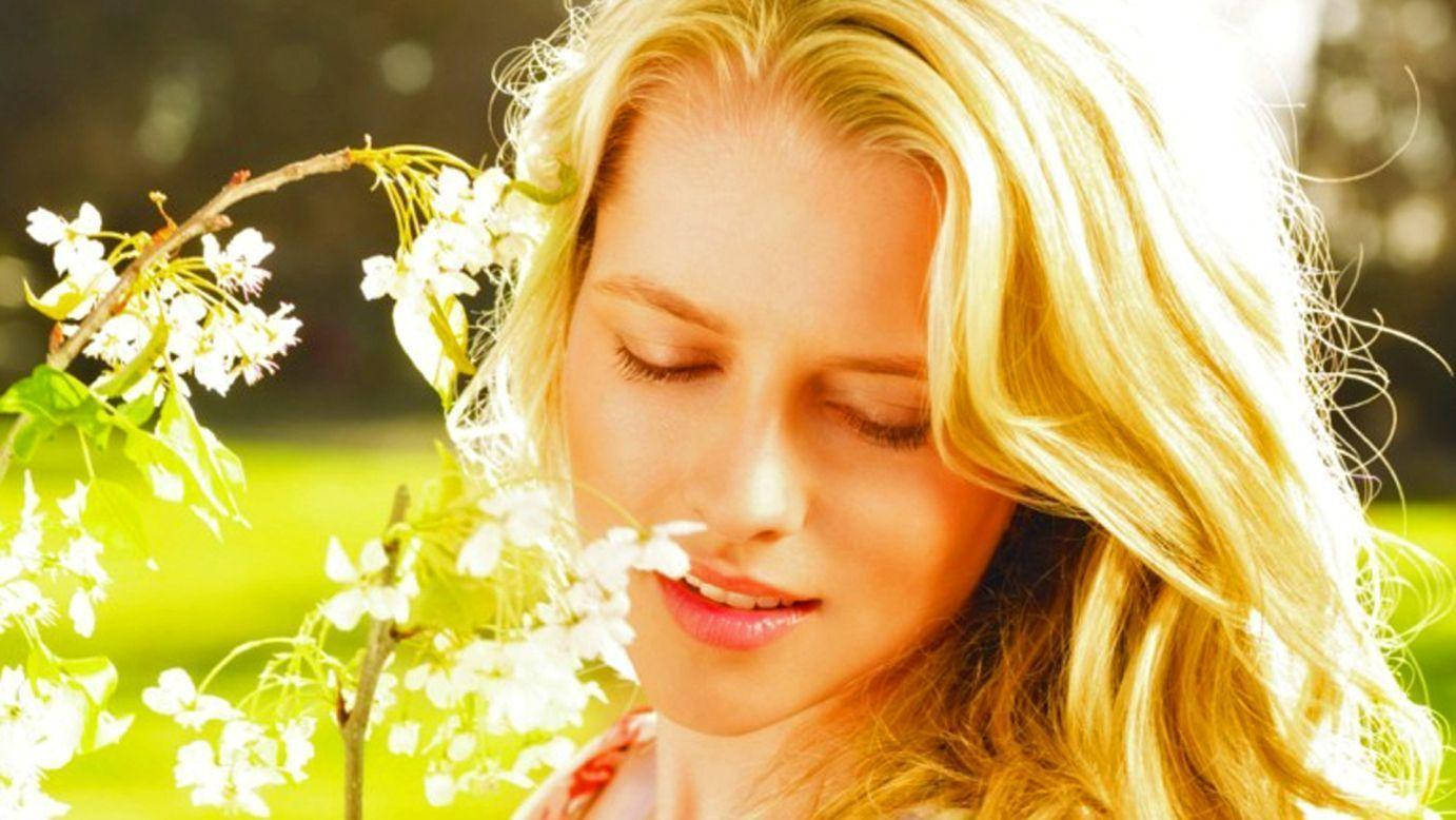 Teresa Palmer With White Flowers Wallpaper