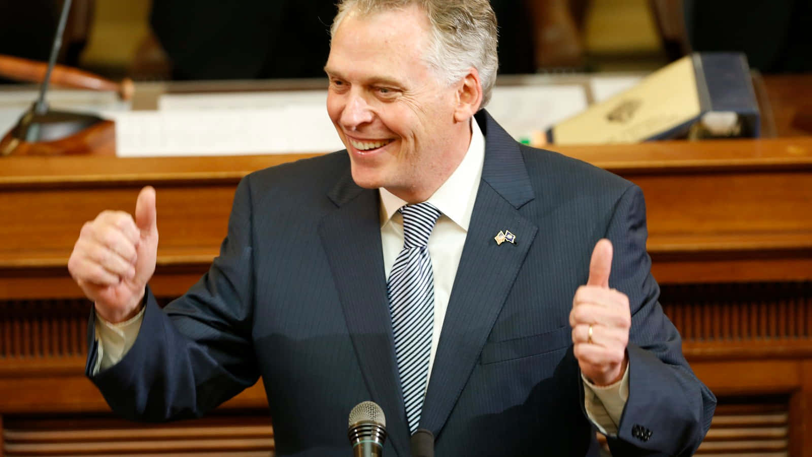 Terry Mcauliffe Thumbs Up Wallpaper