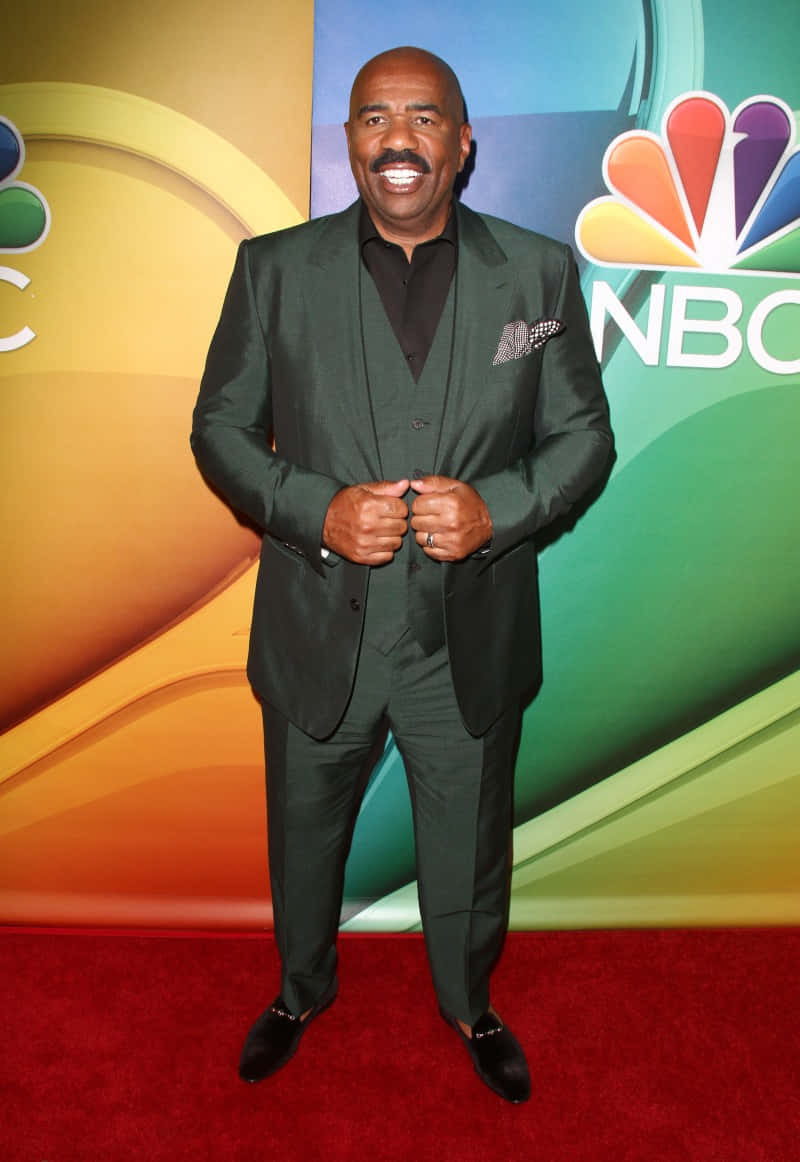 The Astounding Steve Harvey In Green And Black Formalwear Wallpaper