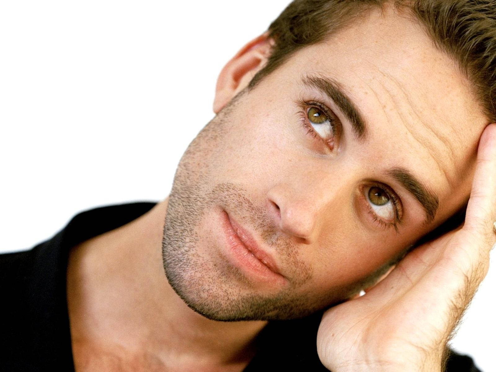 The Charismatic Joseph Fiennes Showcasing His Beautiful Eyes Wallpaper