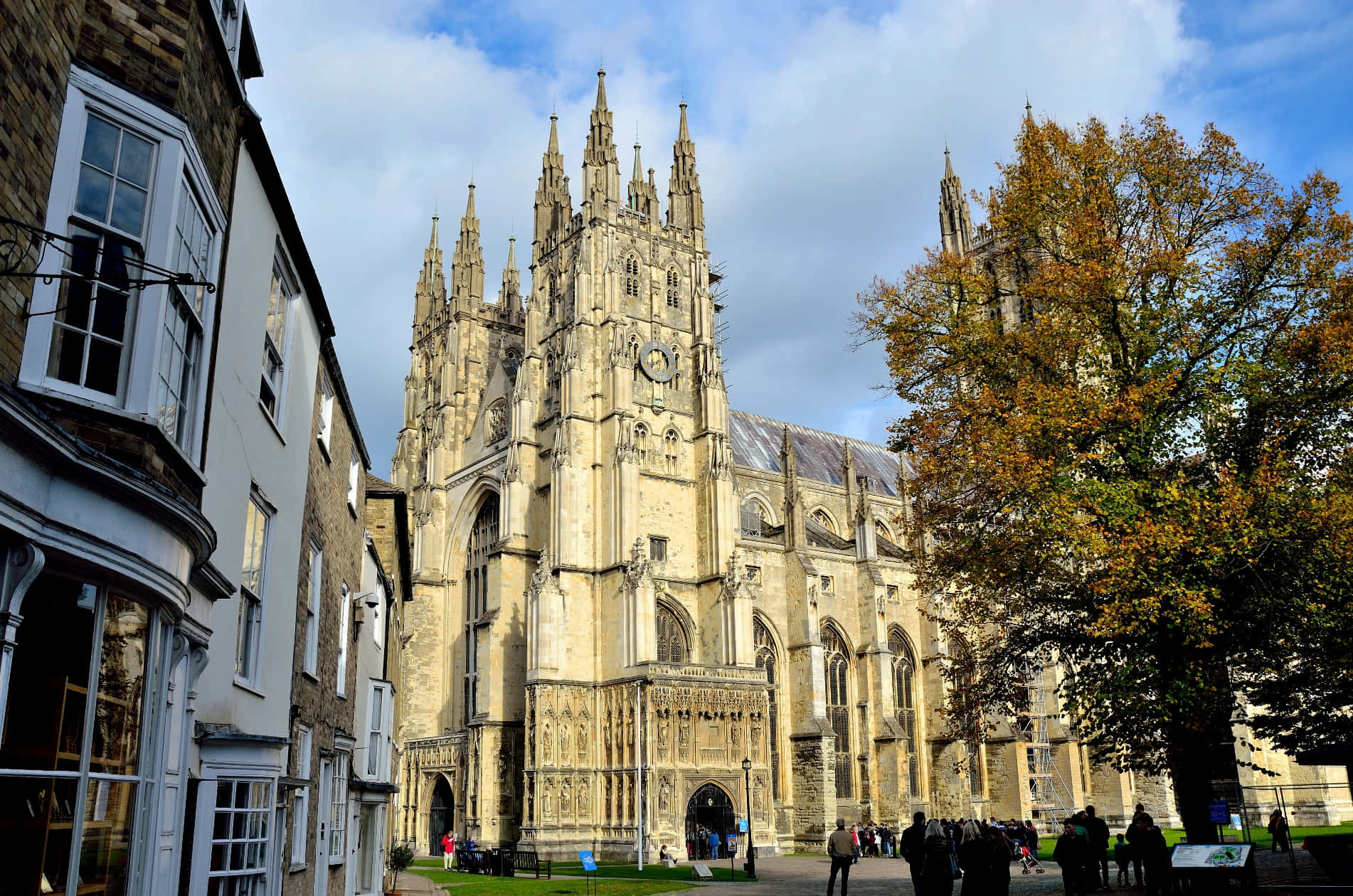 The Entrance To The Canterbury Cathedral Wallpaper