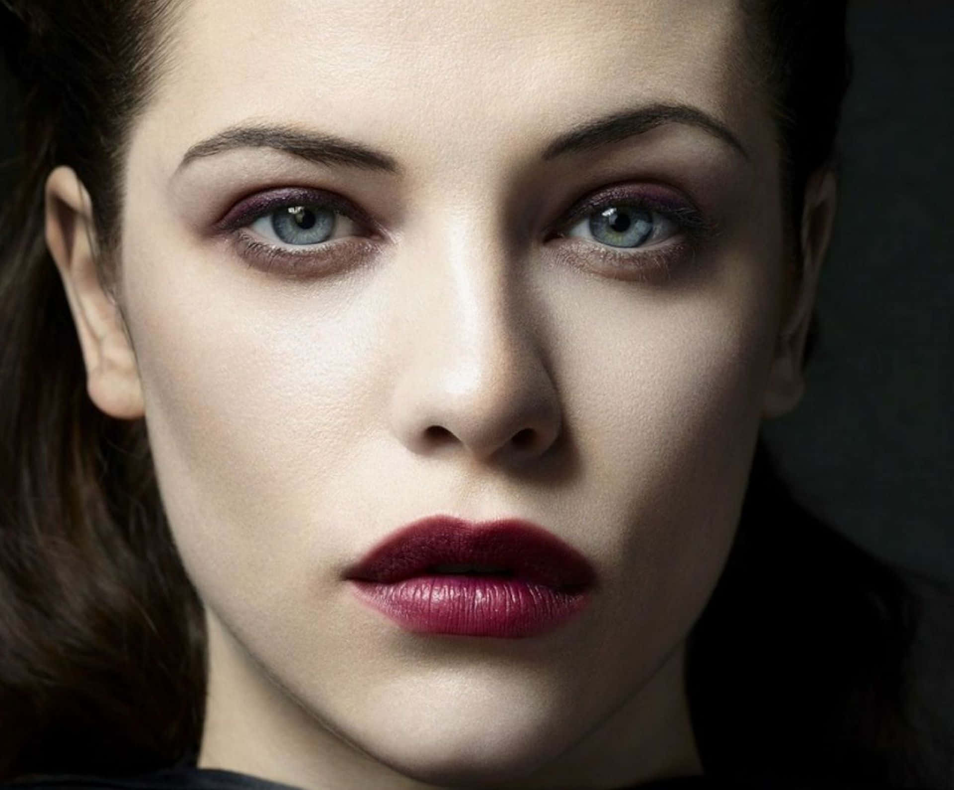 The Exquisite Jessica De Gouw In A Dramatic Pose Wallpaper