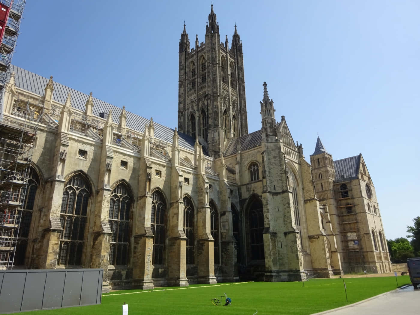 The Green Lawn At Canterbury Cathedral's Cloisters Wallpaper