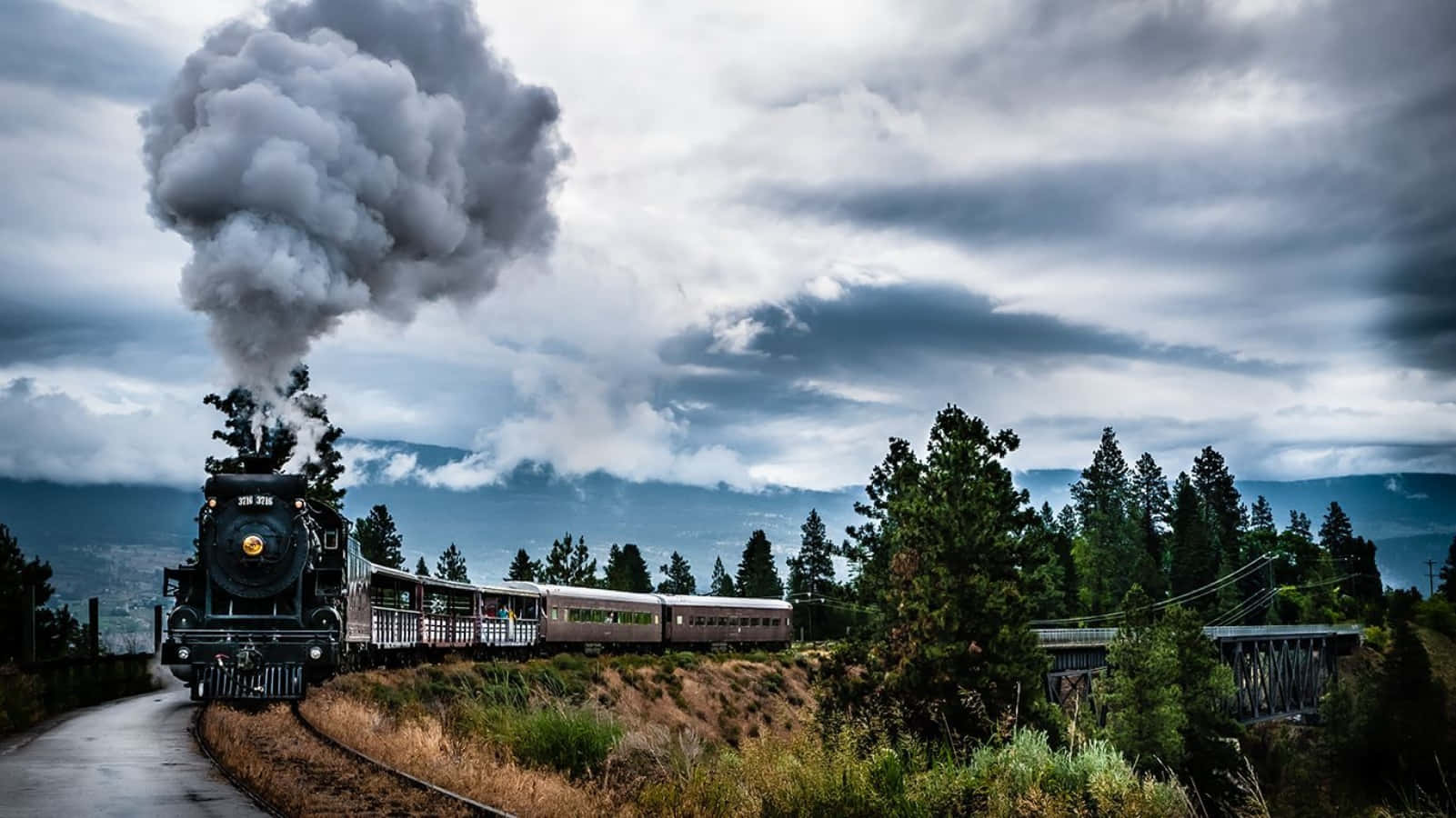 The Iconic Hogwarts Express Train That Connects Platform 9 3/4 To The Magical World Of Hogwarts Wallpaper