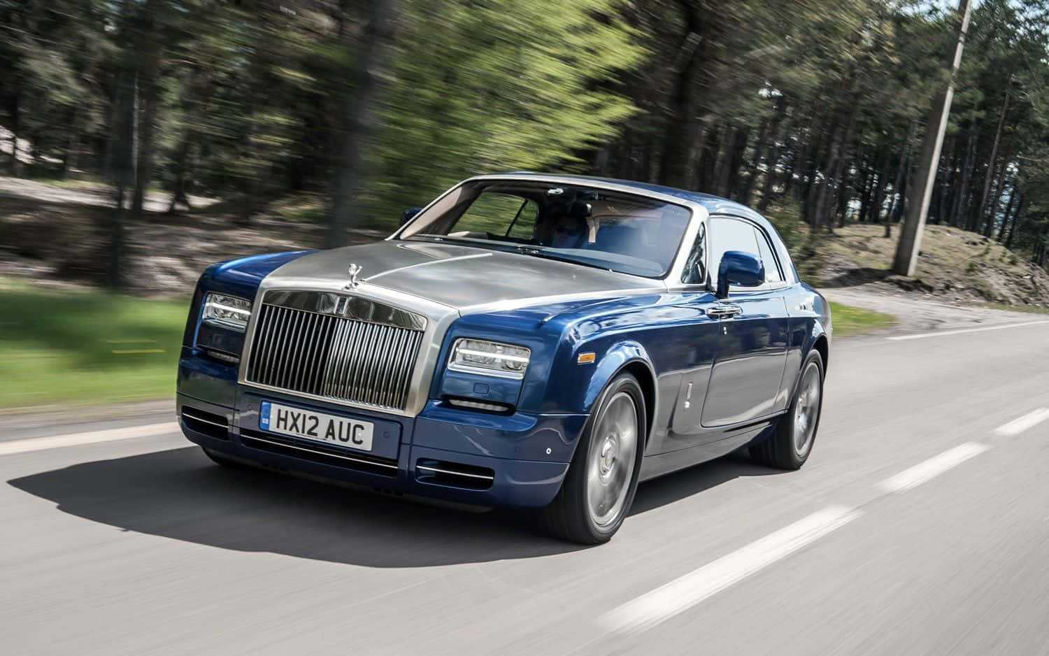 The Luxurious Elegance Of Rolls Royce Phantom Drophead Coupe Wallpaper