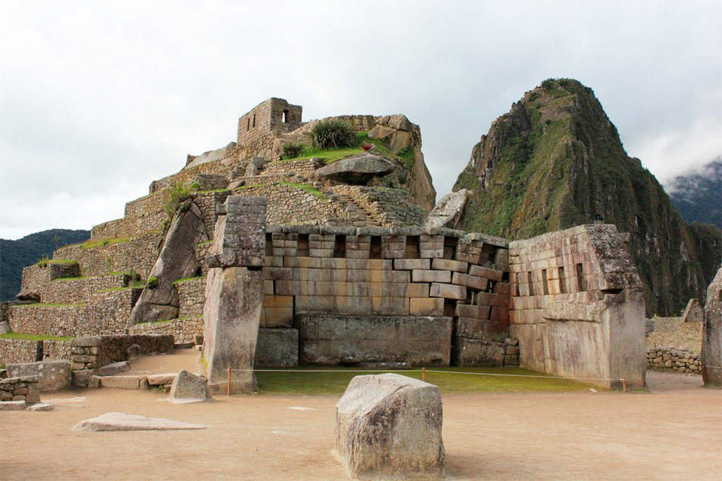 The Majestic Main Temple Of Machu Picchu Wallpaper