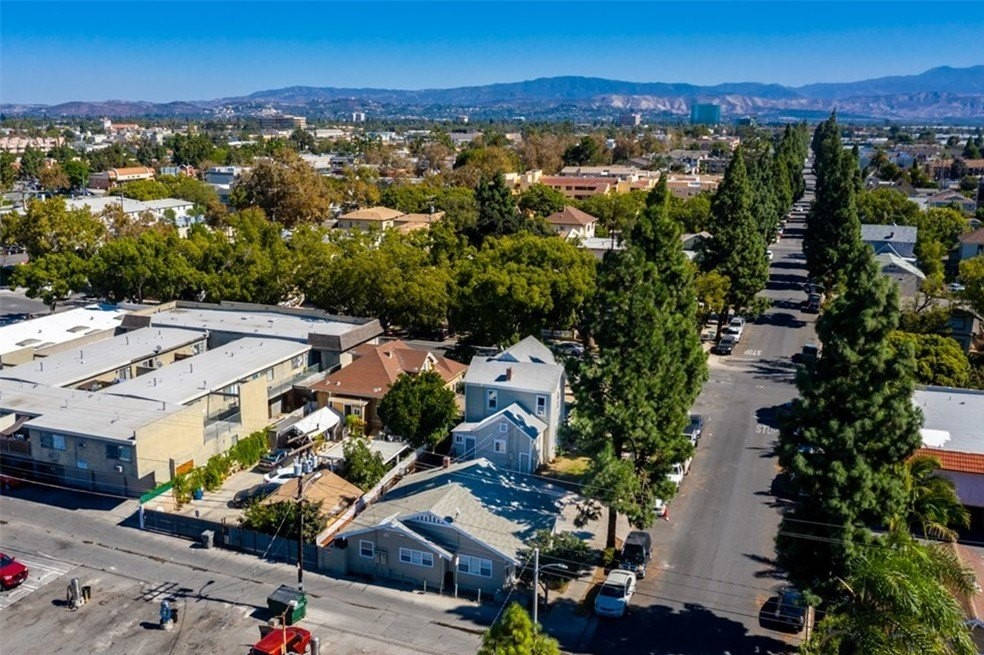 The Palm Tree-lined Streets Of Cypress Avenue In Sunny Santa Ana. Wallpaper