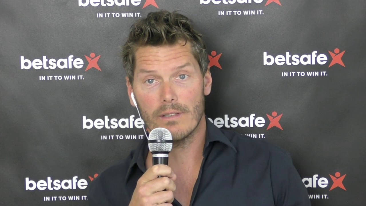 Thomas Enqvist During An Interview Wallpaper