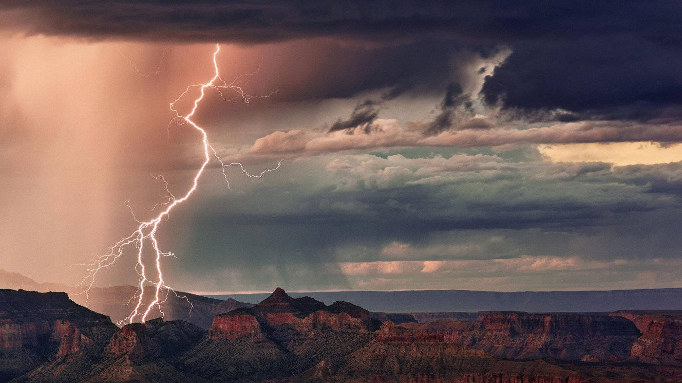 Thunderstorm Encroaching Wallpaper