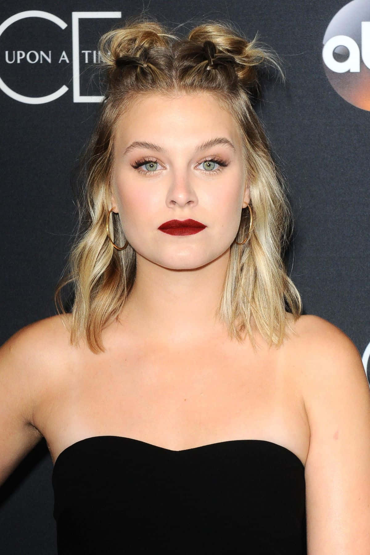 Tiera Skovbye Red Carpet Look Wallpaper