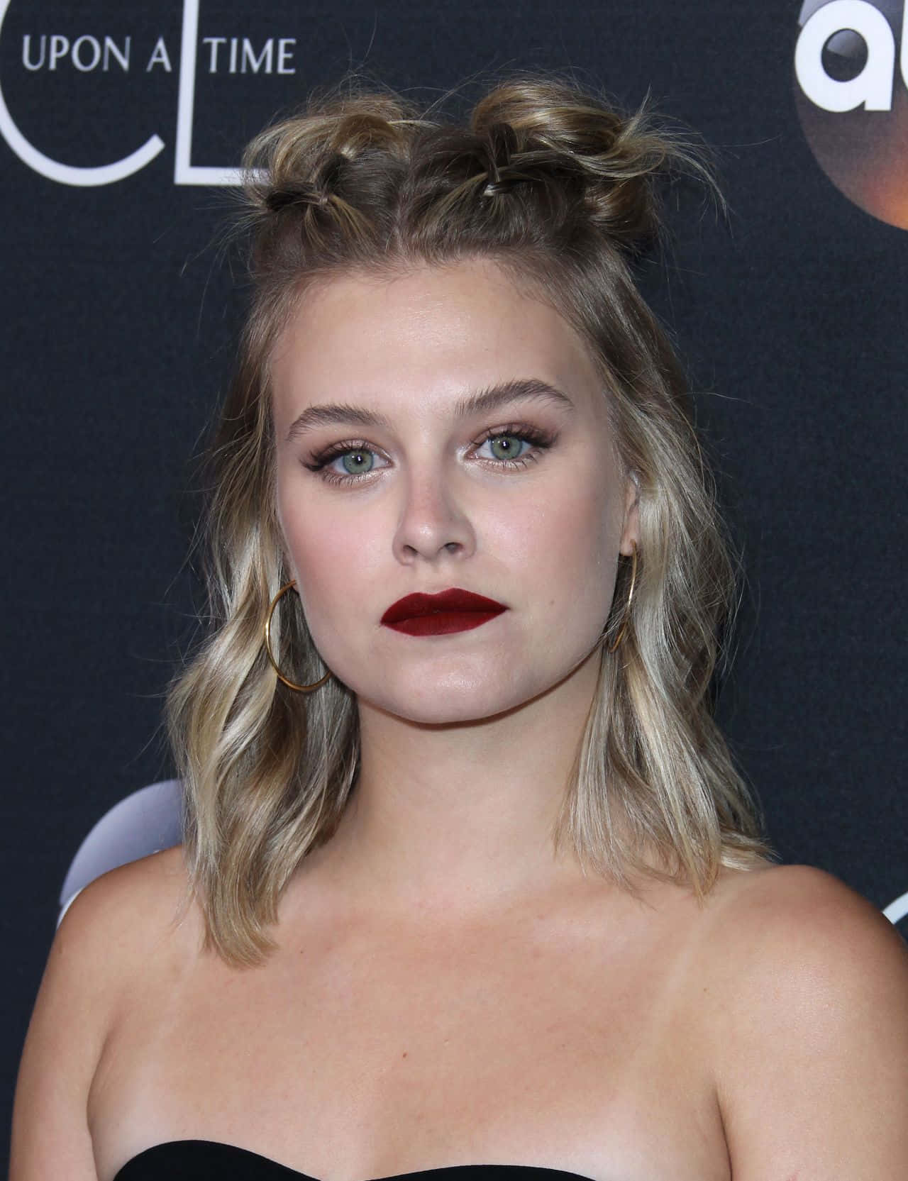 Tiera Skovbye Red Carpet Look Wallpaper