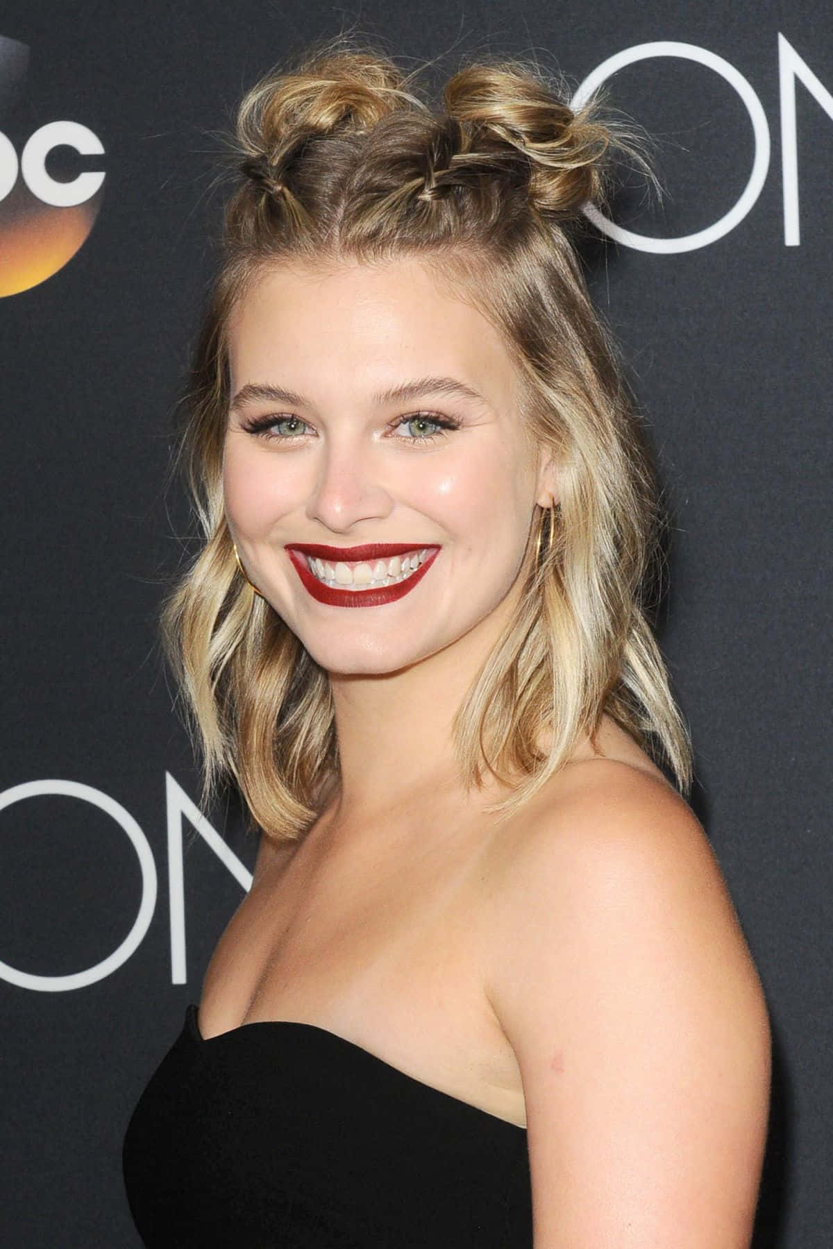 Tiera Skovbye Red Lipstick Smile Wallpaper