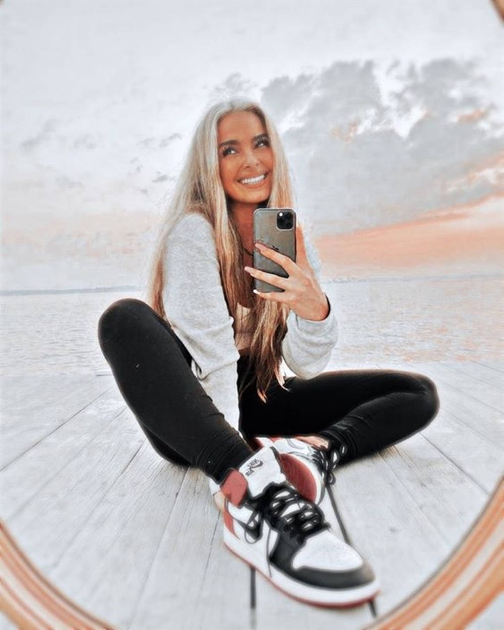 Tiktok Personality Addison Rae Pfp On The Beach Wallpaper