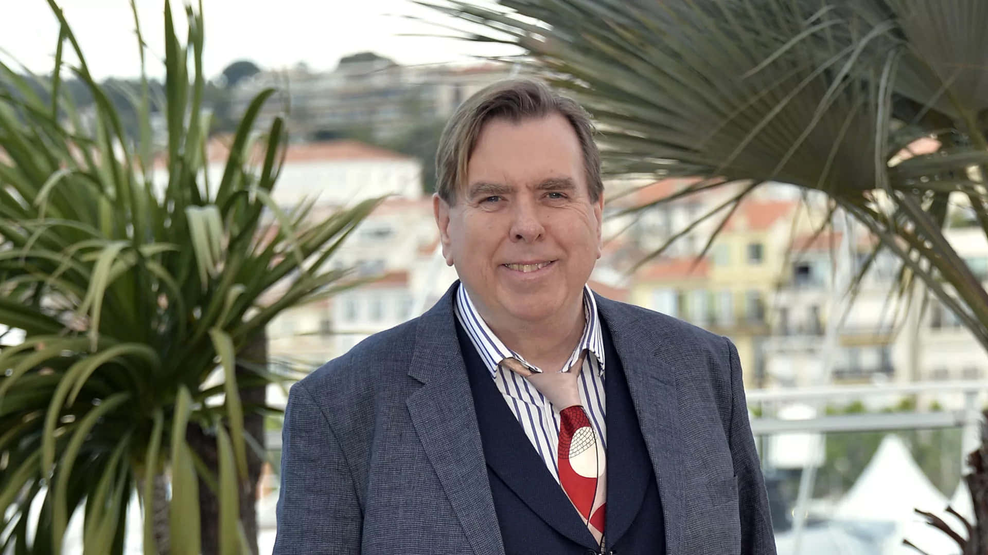 Timothy Spall Posing In A Photoshoot. Wallpaper