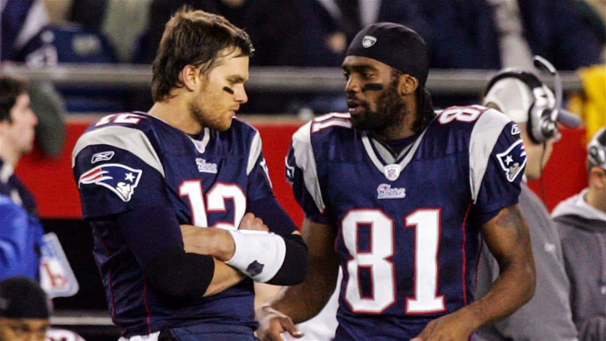 Tom Brady Randy Moss Sideline Chat Wallpaper