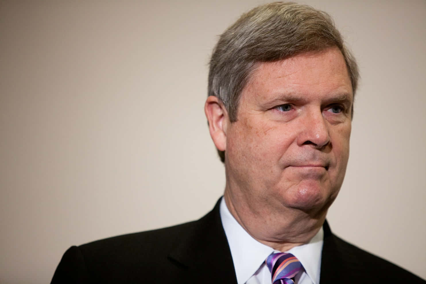 Tom Vilsack On Off-white Backdrop Wallpaper