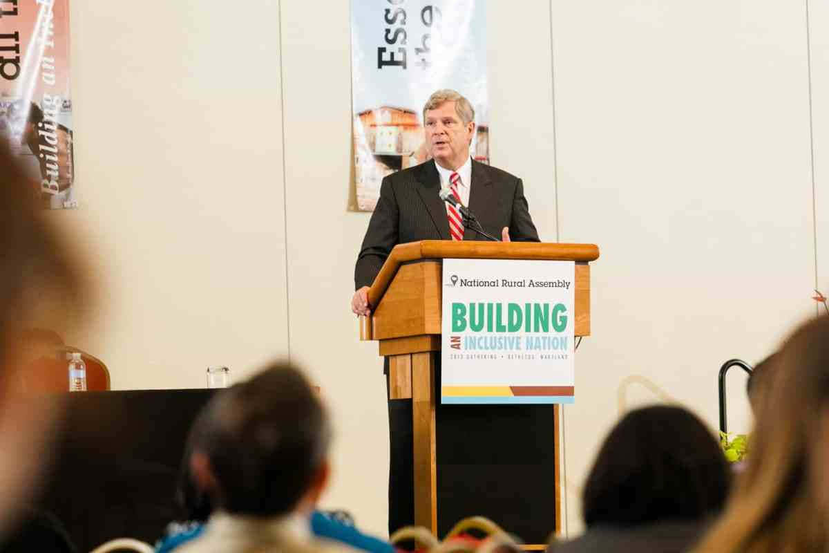 Tom Vilsack On Podium Wallpaper