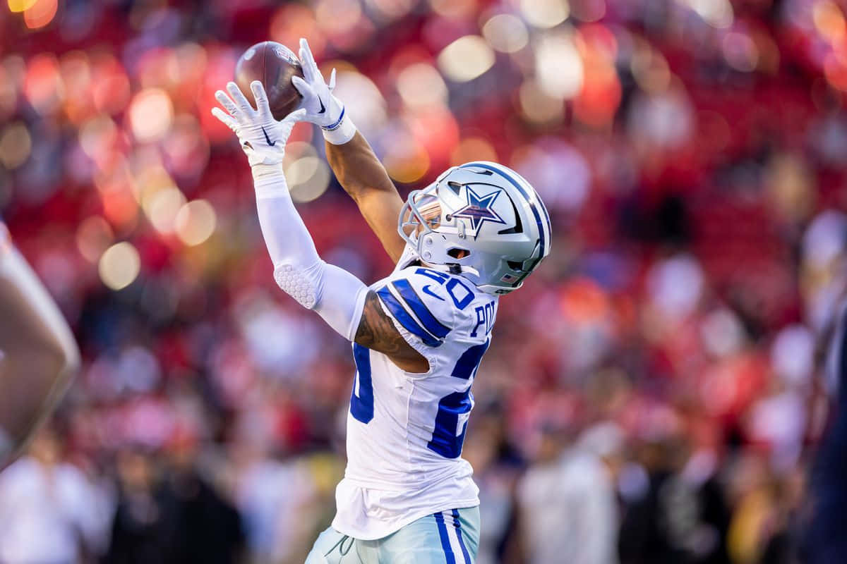 Tony Pollard Catching Football During Game Wallpaper