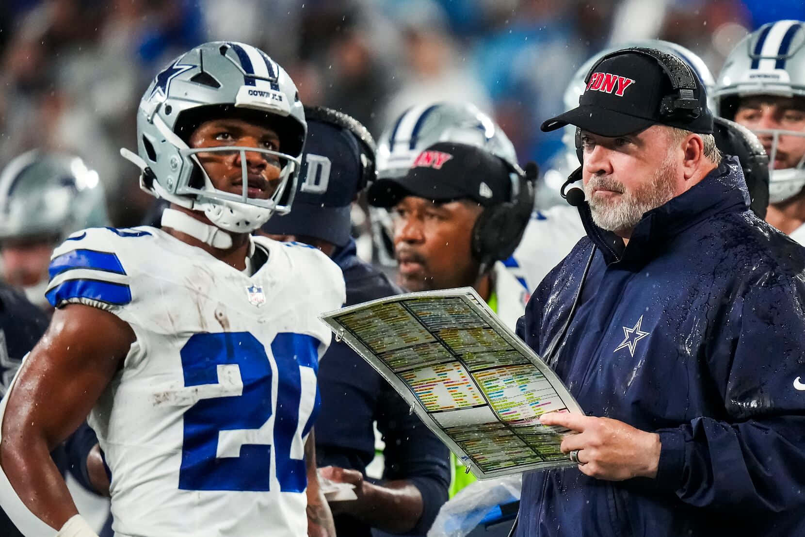 Tony Pollard Dallas Cowboys Game Strategy Discussion Wallpaper