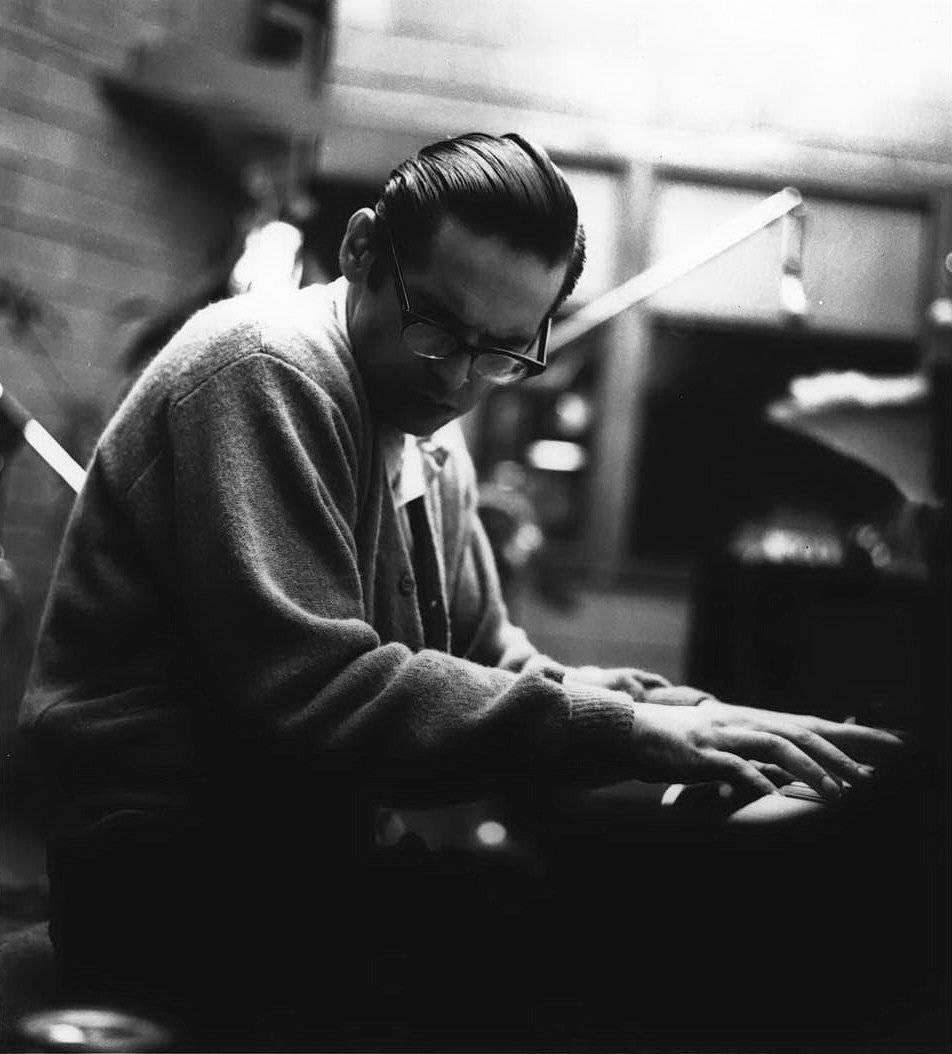 Top Jazz Artist Bill Evans Wallpaper