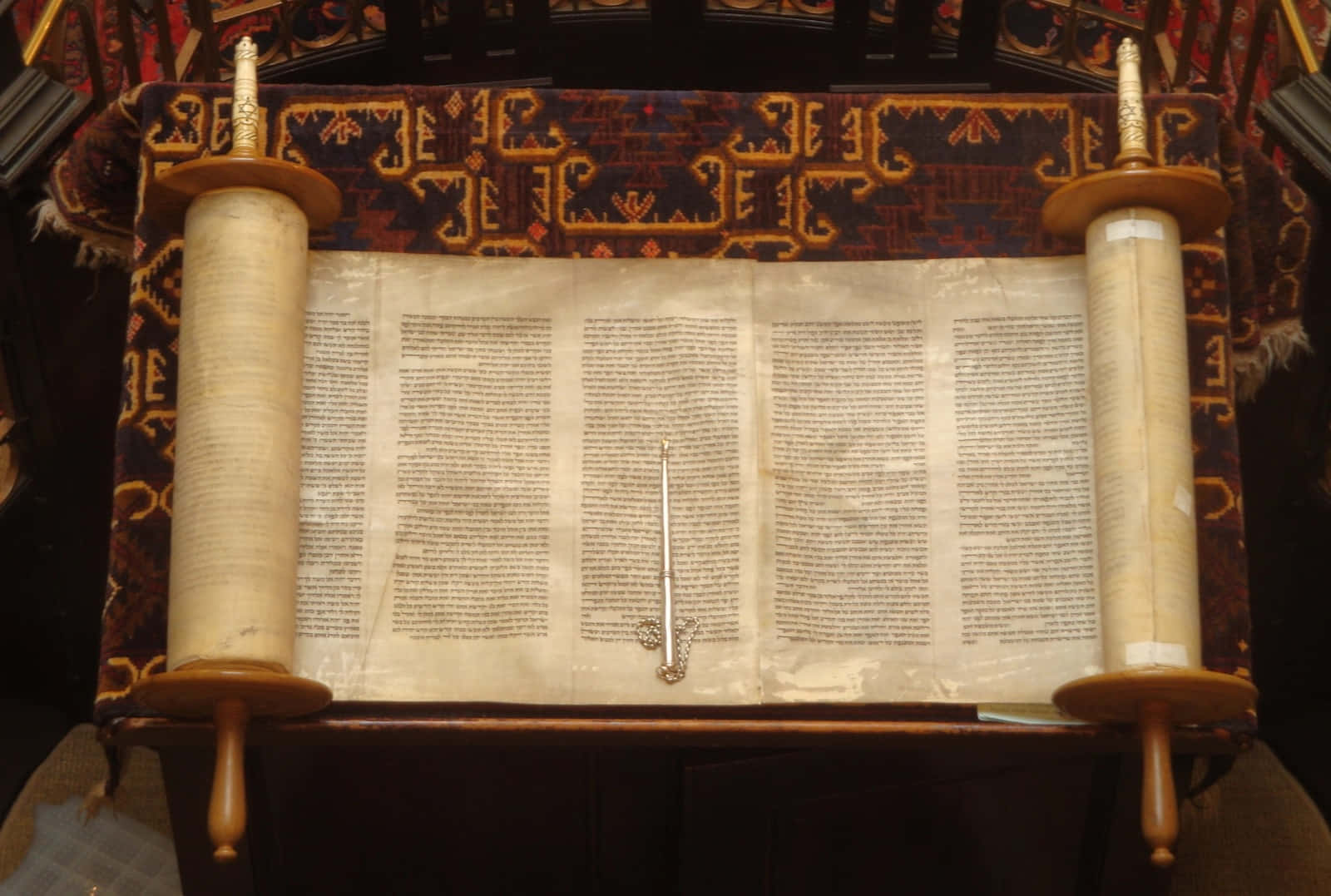 Torah Scrollon Bimah Wallpaper