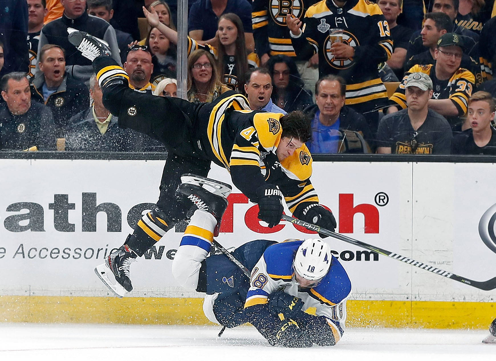 Torey Krug Land On Robert Thomas Wallpaper