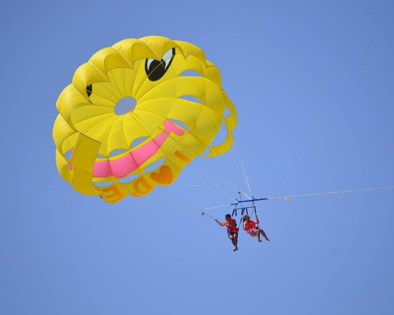 Tourist Couple Parasailing Wallpaper