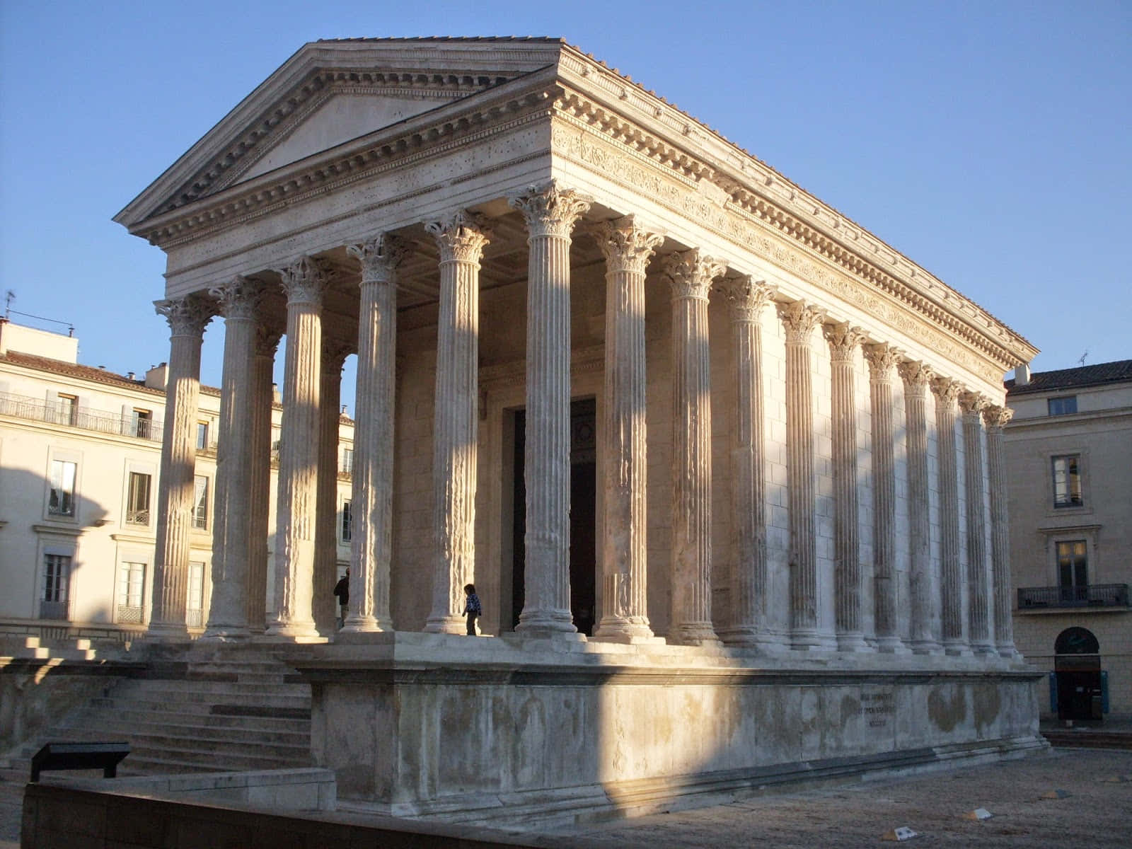 Tourists Visiting The Historical Maison Carrée Wallpaper