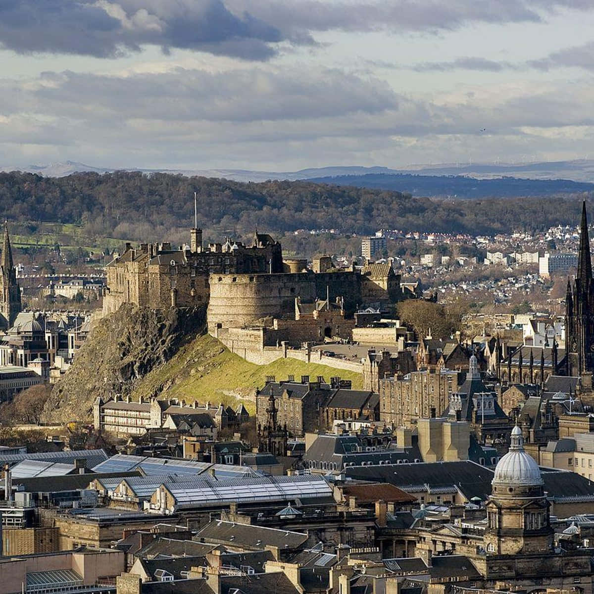 Tranquil Sunset Over Iconic Edinburgh Castle, Scotland. Wallpaper