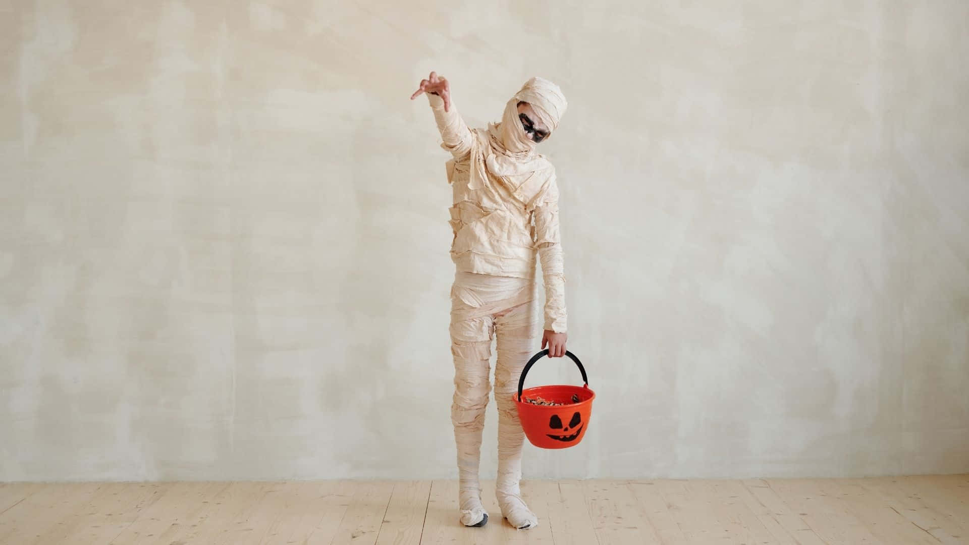 Transform Into An Elegant Mummy This Halloween With This Spooky Costume Wallpaper