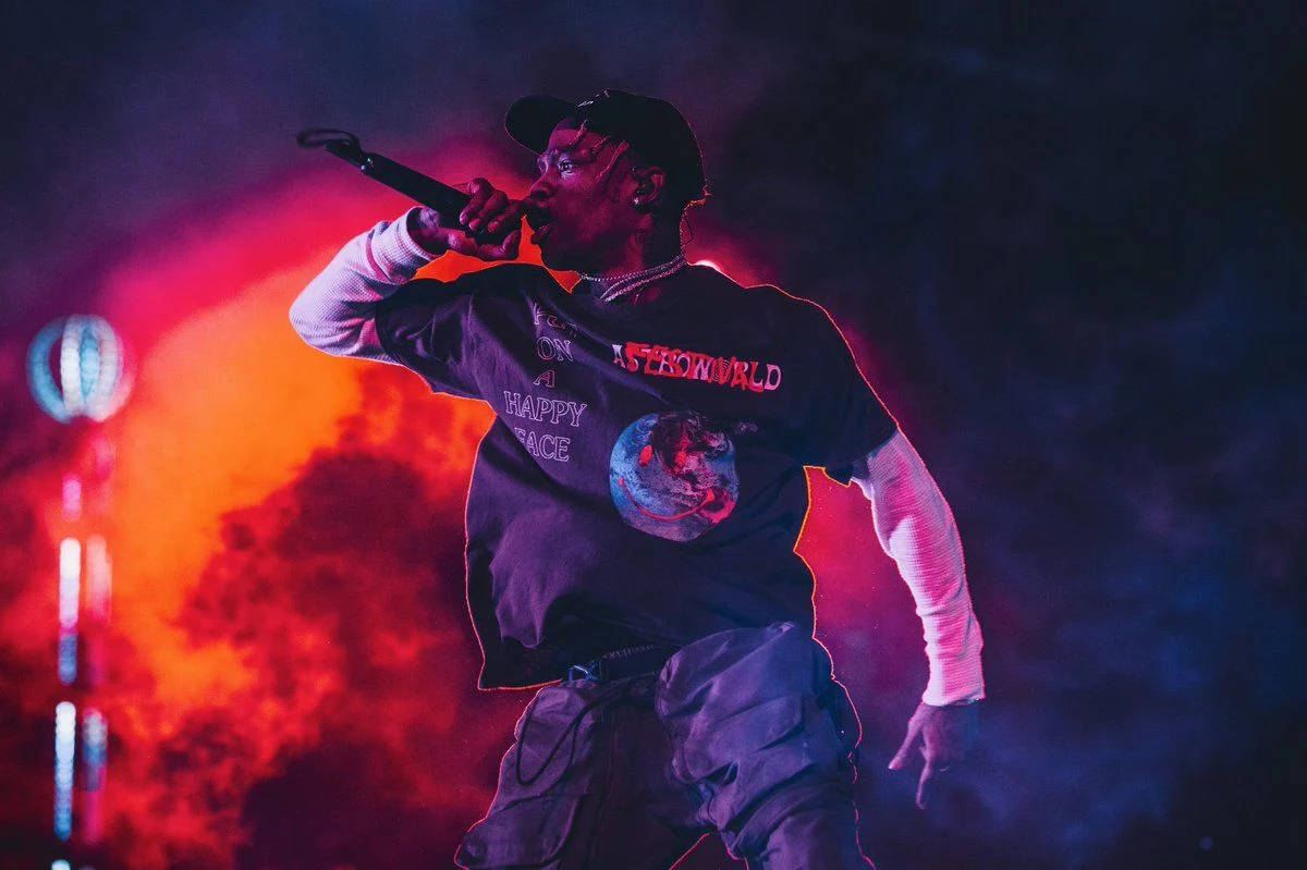 Travis Scott Astroworld Performance With Mic Wallpaper