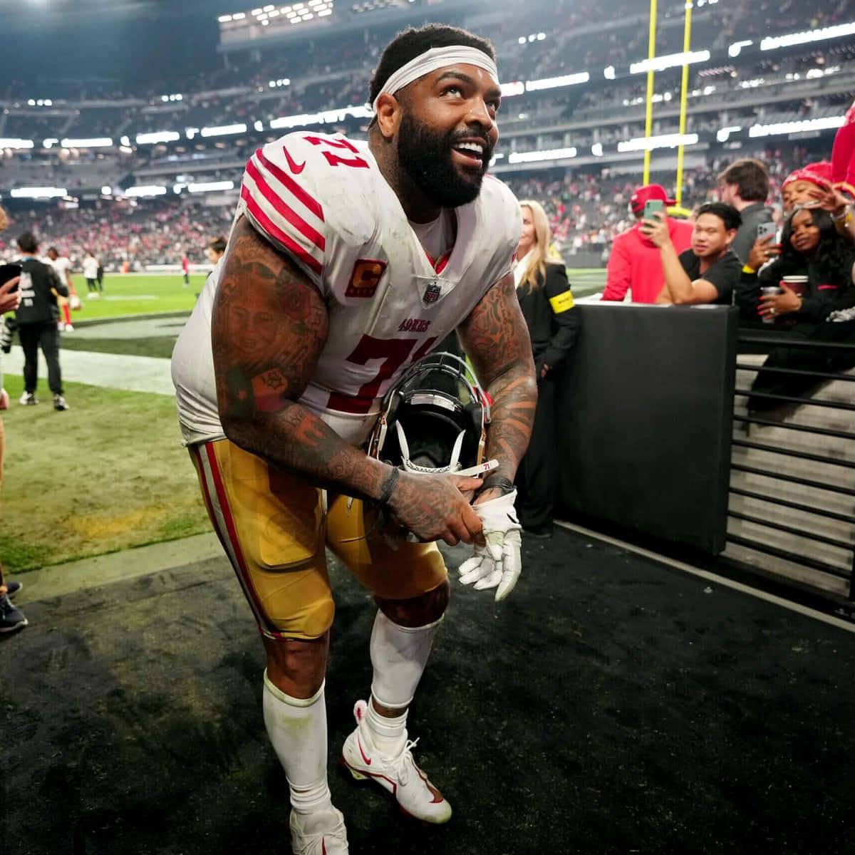 Trent Williams Smilingon Field Wallpaper