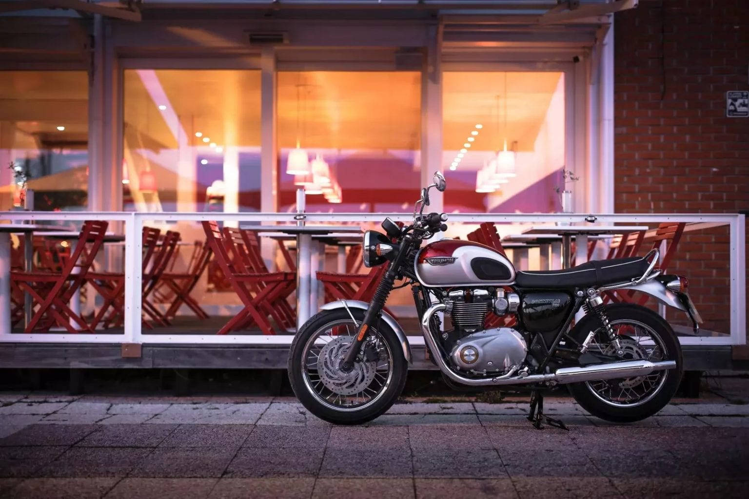 Triumph Bonneville T120 Red Wallpaper