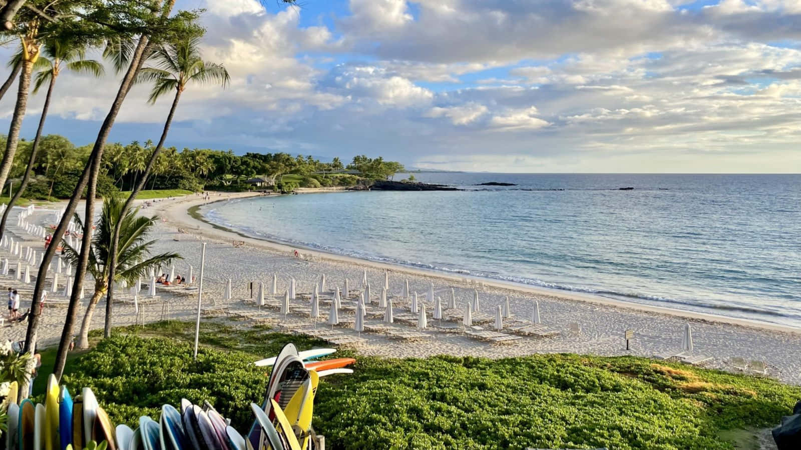 Tropical Paradise: Breathtaking View Of Hawaiian Island Wallpaper