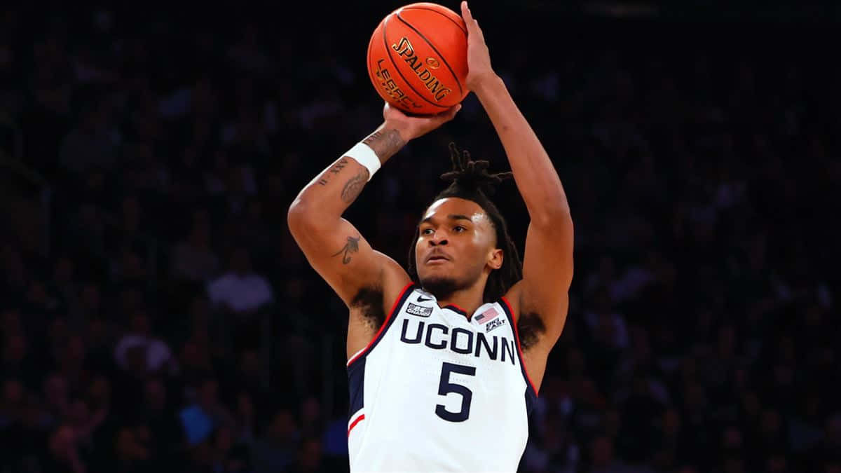 U Conn Basketball Player Free Throw Wallpaper