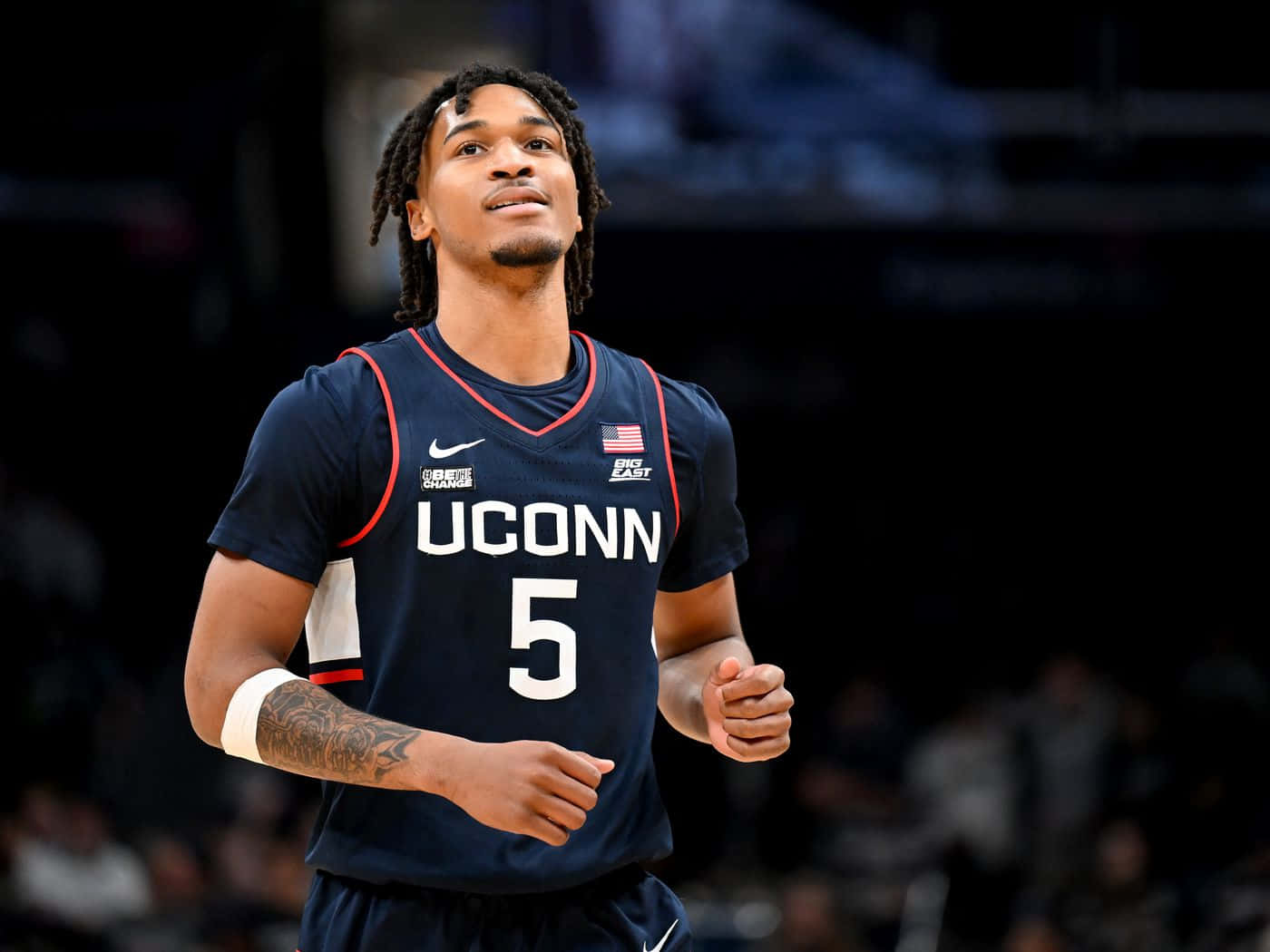 U Conn Basketball Player Number5 Wallpaper