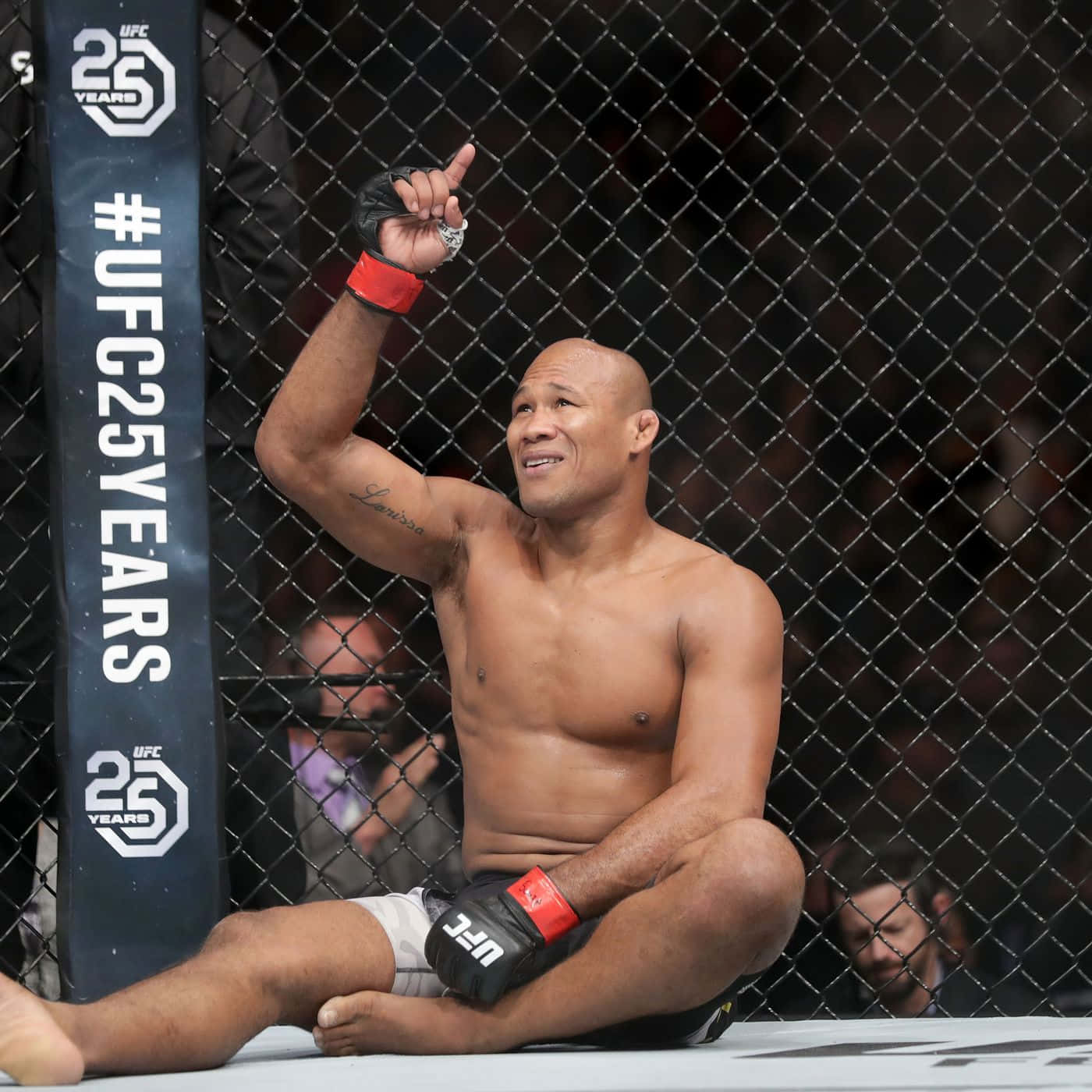 Ufc Fighter Ronaldo Souza Pointing Up Wallpaper