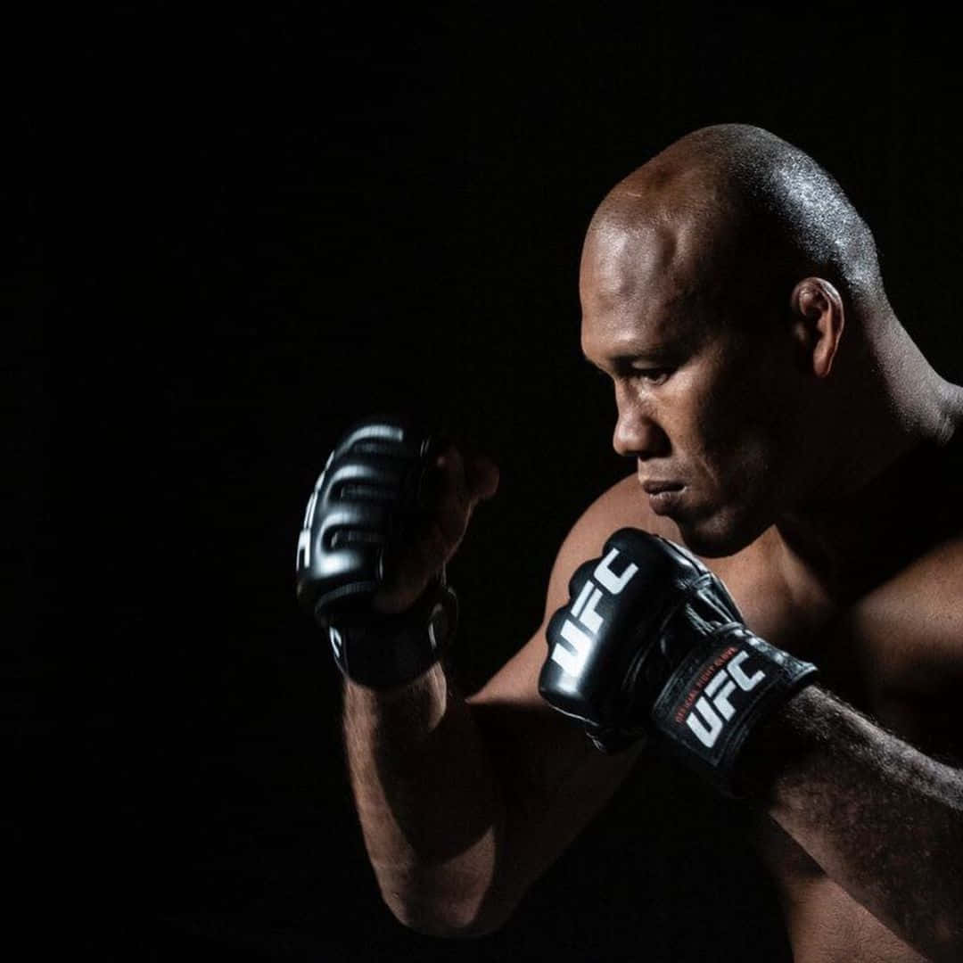 Ufc Fighter Ronaldo Souza Side View Wallpaper