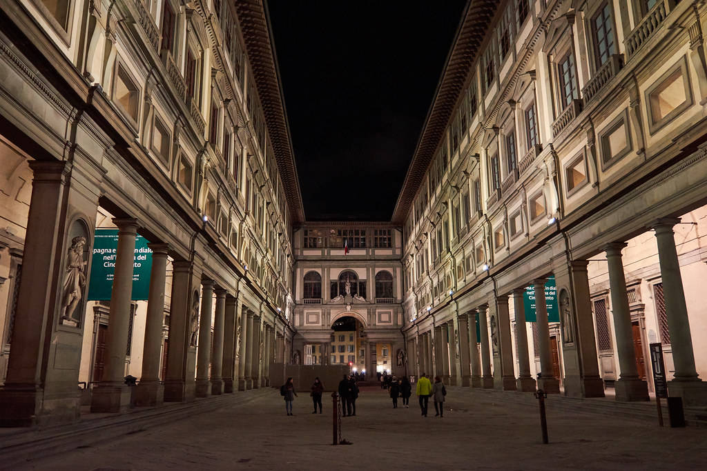 Uffizi Gallery U-shaped Facade Wallpaper