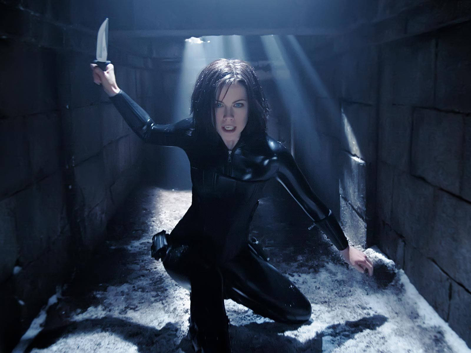 Underworld's Selene (kate Beckinsale) Unleashes Her Inner Vampire Wallpaper