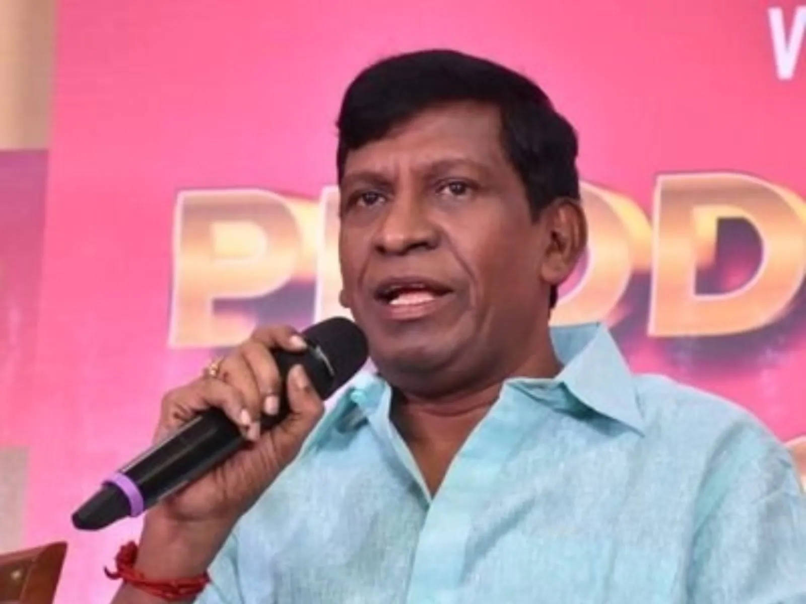 Vadivelu Singing On Stage Wallpaper