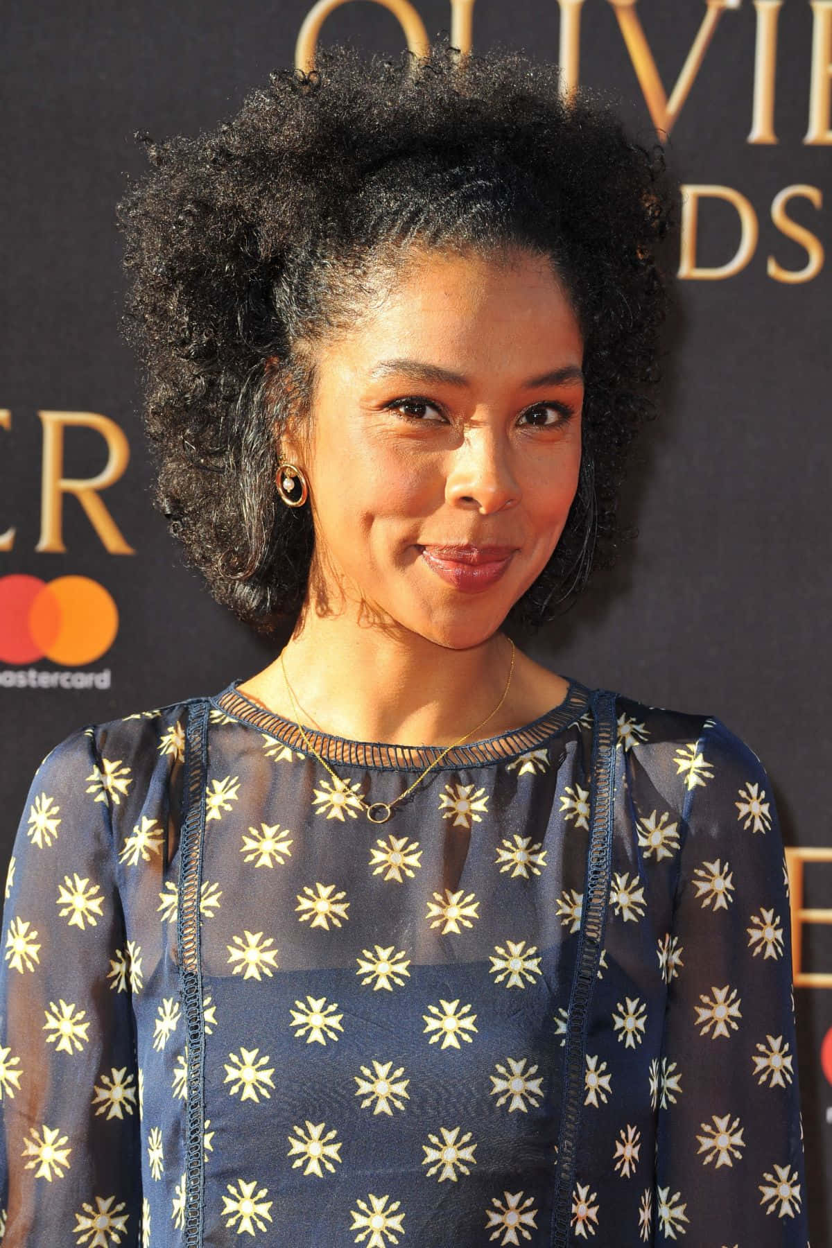 Versatile Actress Sophie Okonedo Dazzling In Black Ensemble Wallpaper