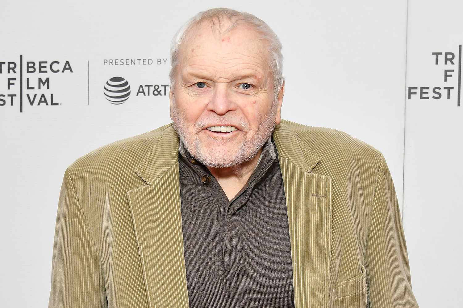 Veteran Actor Brian Dennehy In Stylish Khaki Coat Wallpaper