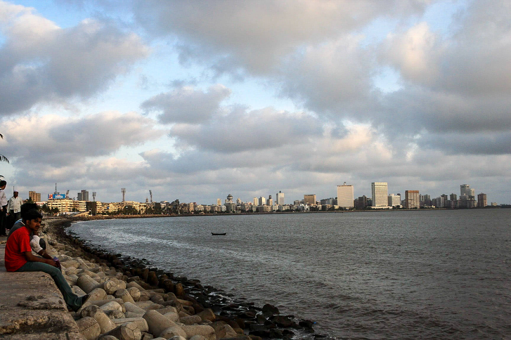 Vibrant Daytime At Marine Drive, Mumbai Wallpaper