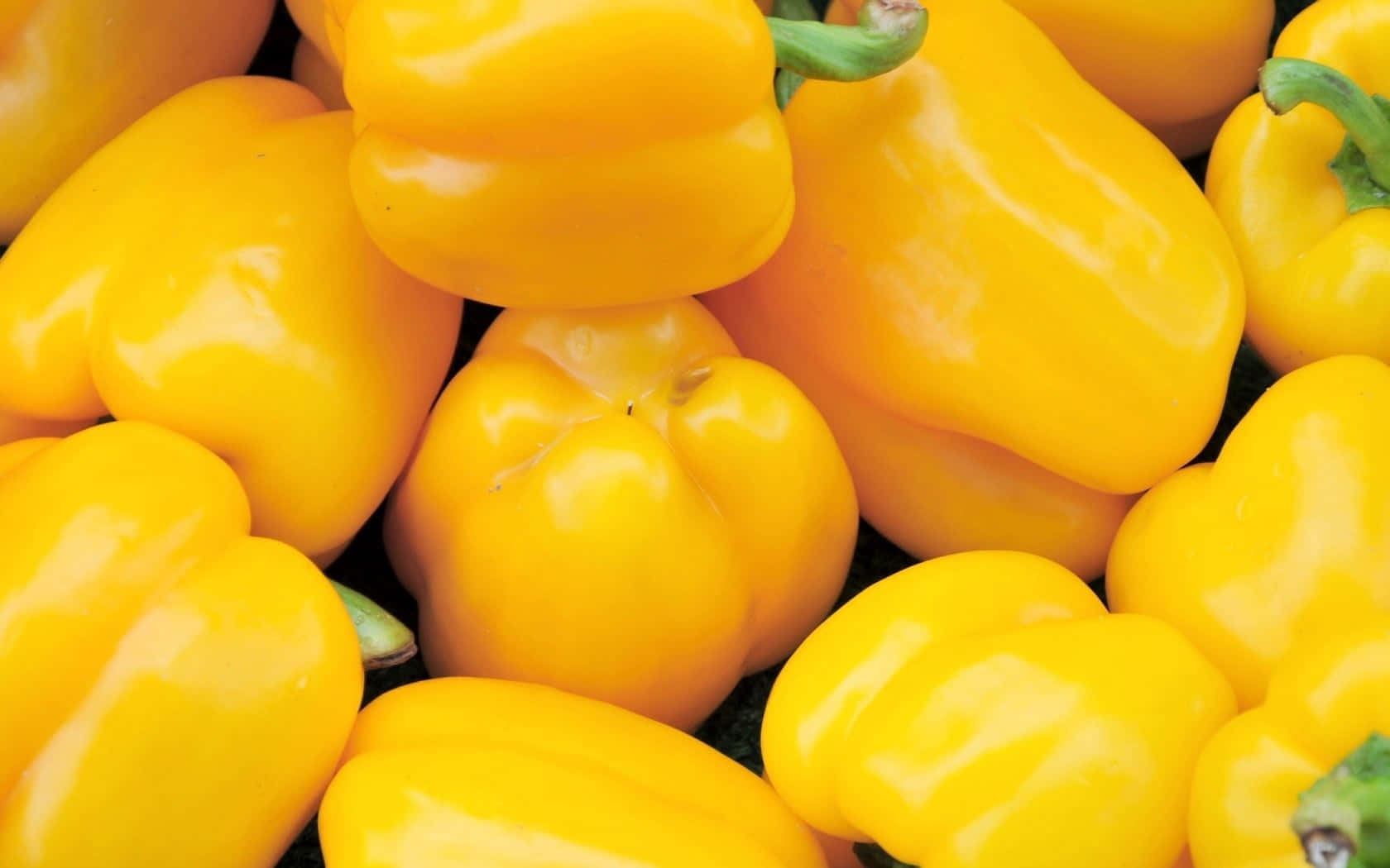 Vibrant Yellow Bell Pepper Close-up Wallpaper